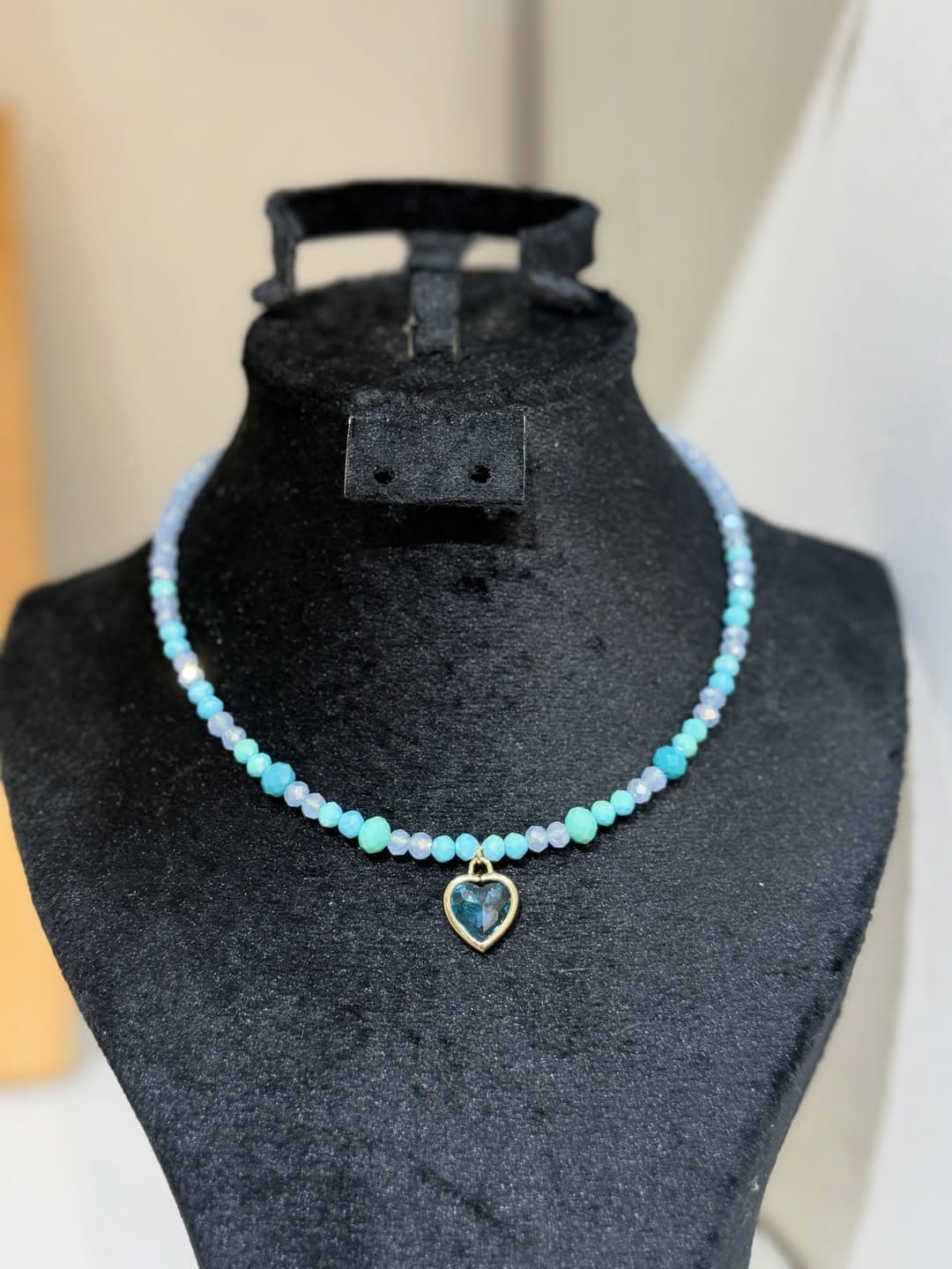 Collier perlé au cœur bleu-vert