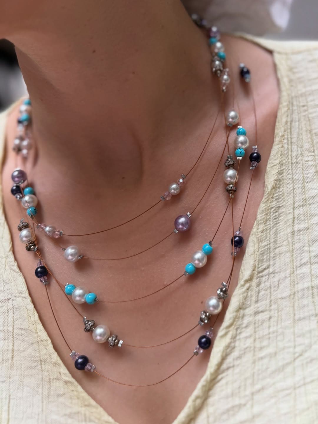 Collier multi-rangs aux perles colorées
