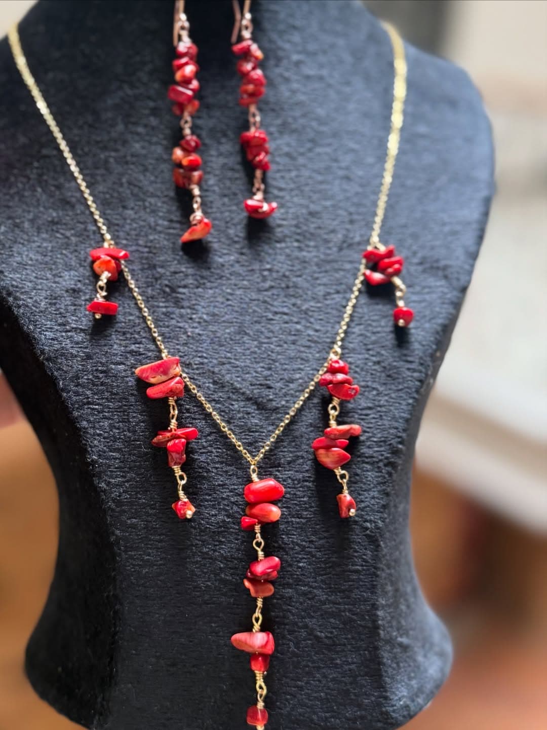 Parure rouge aux détails dorés